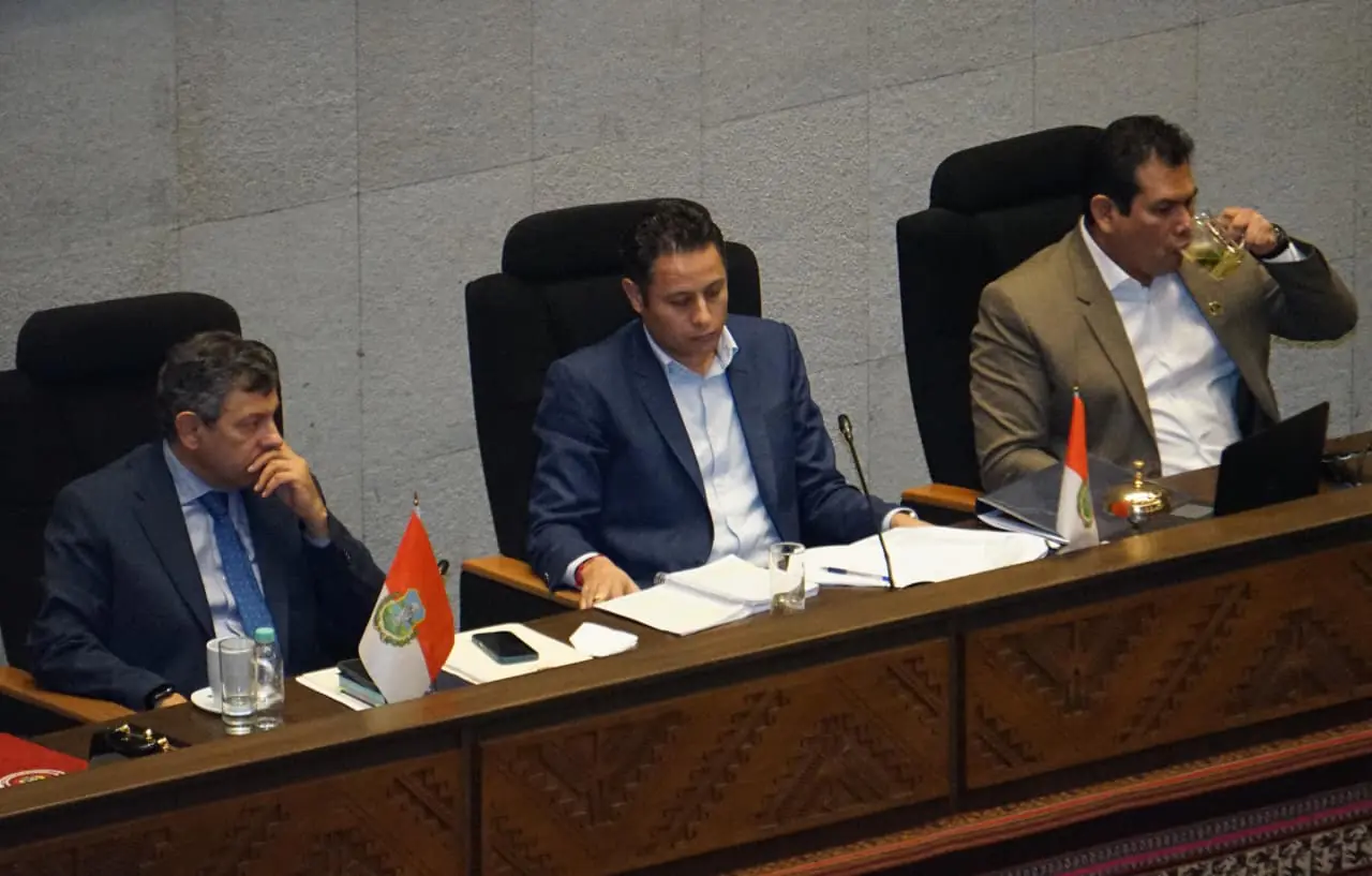 Condori convoca cabildo y cuestiona ausencia de Lara