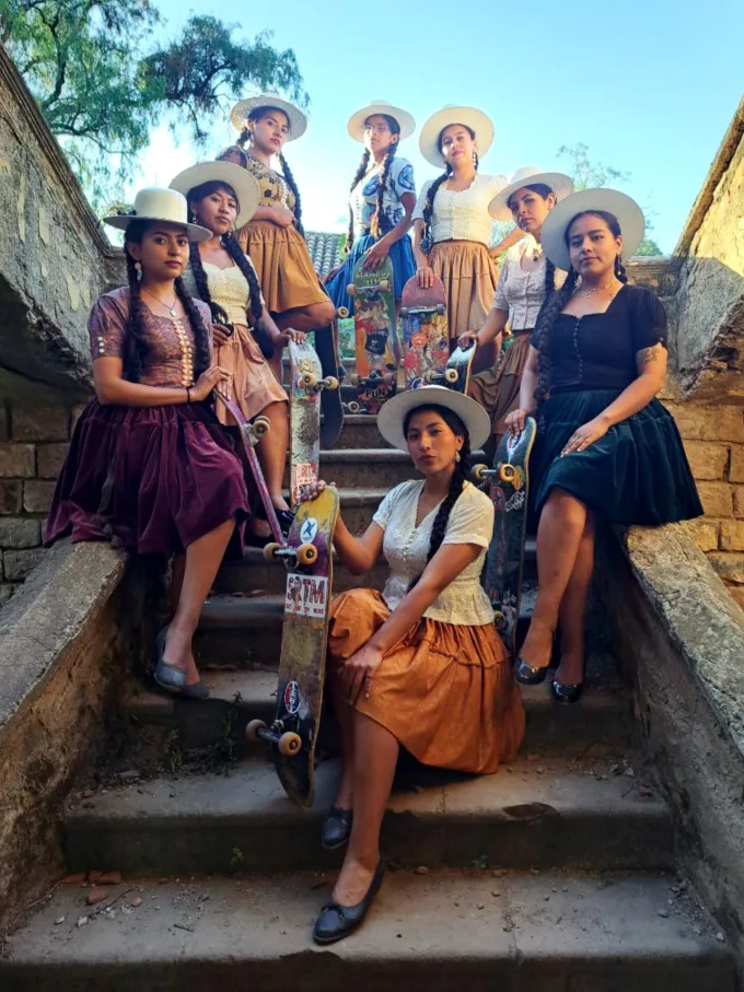 Cholitas skaters: identidad y empoderamiento femenino sobre ruedas en Bolivia