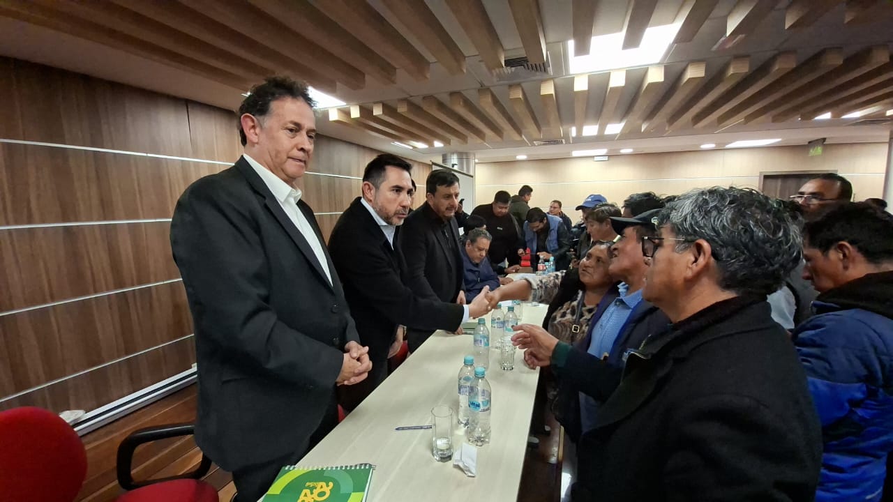 Paro del transporte en Oruro se levanta tras firmar el acta de compromiso que asegura el control y la distribución de gasolina