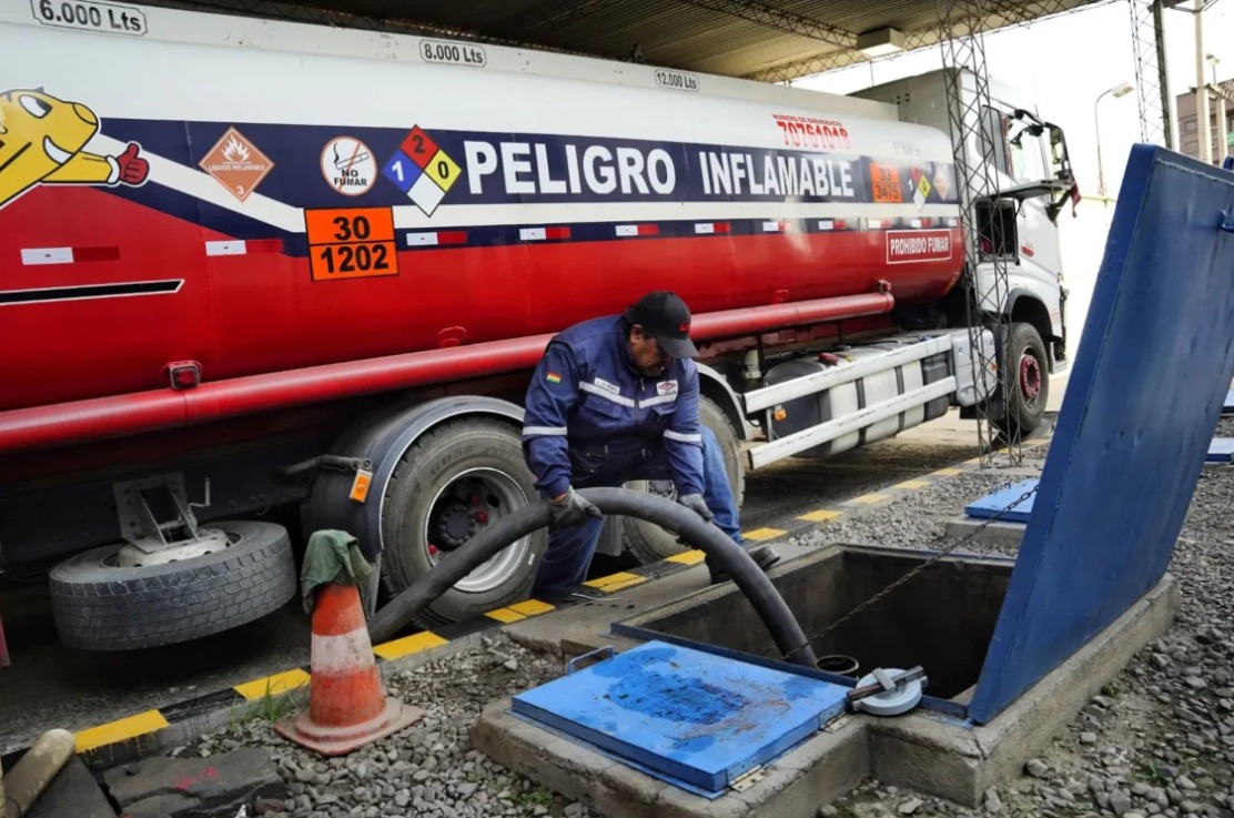 YPFB entrega combustible con certificado de origen y calidad a surtidores