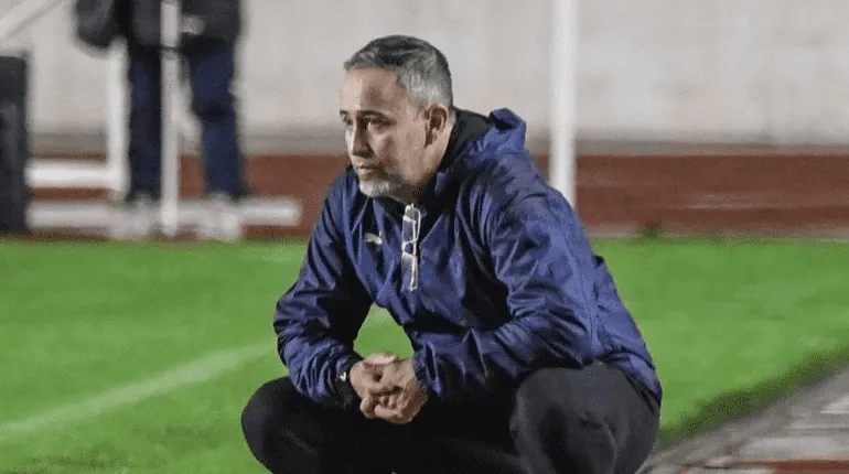 Robatto deja de ser entrenador de Bolívar tras derrota ante Independiente