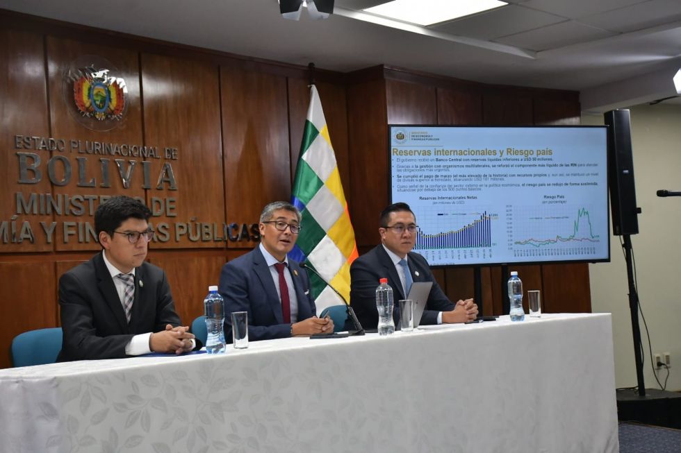 Gobierno reduce gasto corriente para fortalecer salud y educación