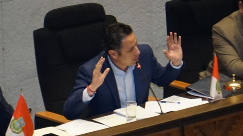 Lara abre la posibilidad de abandonar la política