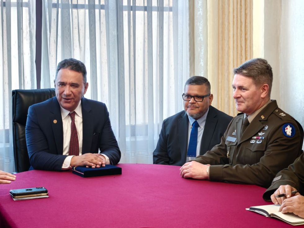 Jefe del Comando Sur de EE.UU. visita Bolivia y proyecta cooperación militar
