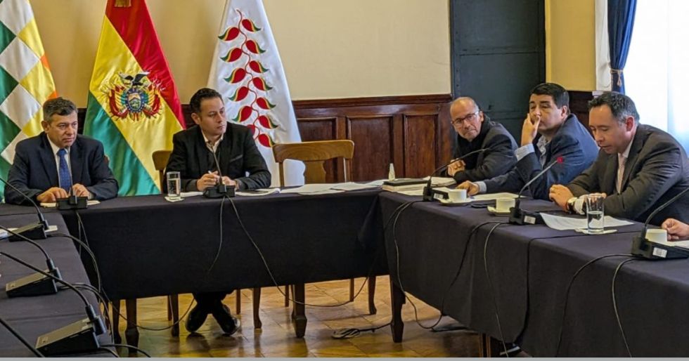 Asamblea fija interpelaciones a Zamora y Medinaceli y evalúa convocar a Oviedo