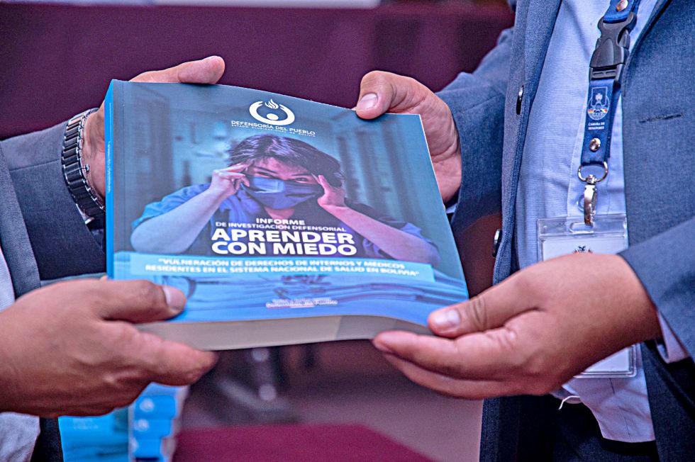 Investigación denuncia violencia y acoso en la formación de médicos en Bolivia