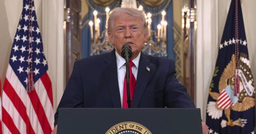 El Presidente Donald Trump ordena atacar embarcaciones sospechosas en el estrecho de Ormuz