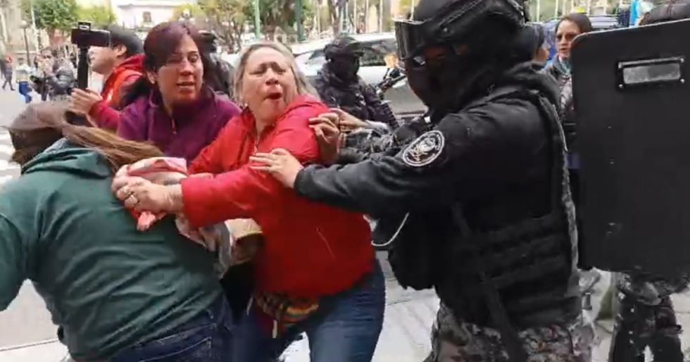 Policía dispersa con agentes químicos protesta de maestros en plaza Murillo