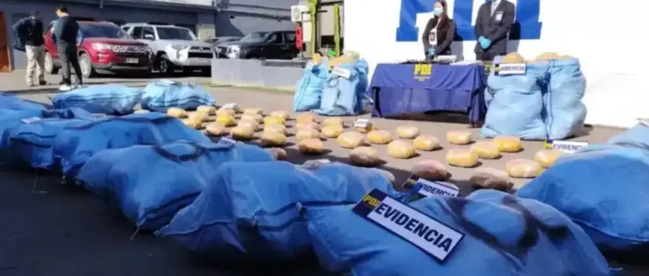 Detienen a boliviano con más de 800 kilos de droga y un fusil en Chile