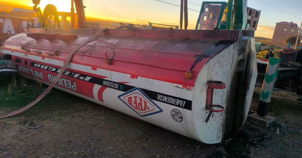 Cisterna con combustible vuelca en la carretera La Paz – Oruro sin dejar heridos