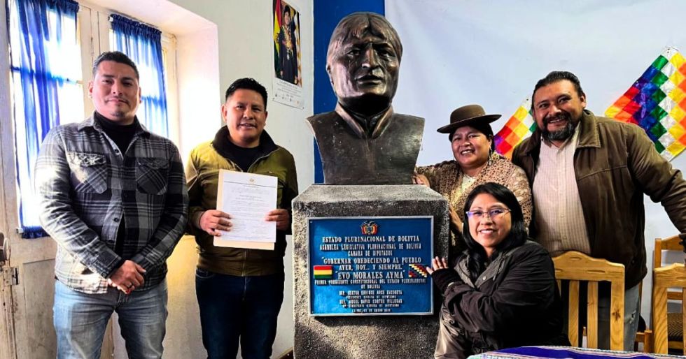 Entregan a evistas el busto de Evo Morales retirado de la Asamblea