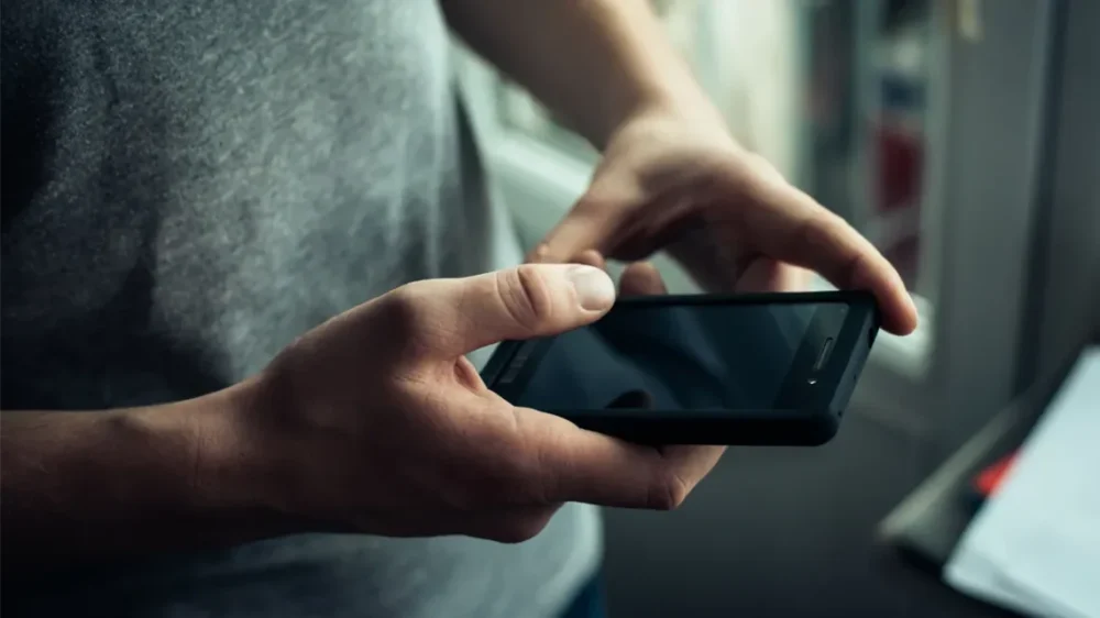 Santa Cruz: Técnico de celulares descubre caso de violación agravada y activa denuncia