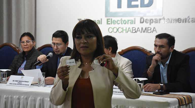 Sorteo de bolillos define como concejal número 11 de Quillacollo a Leydi Santos tras un empate técnico