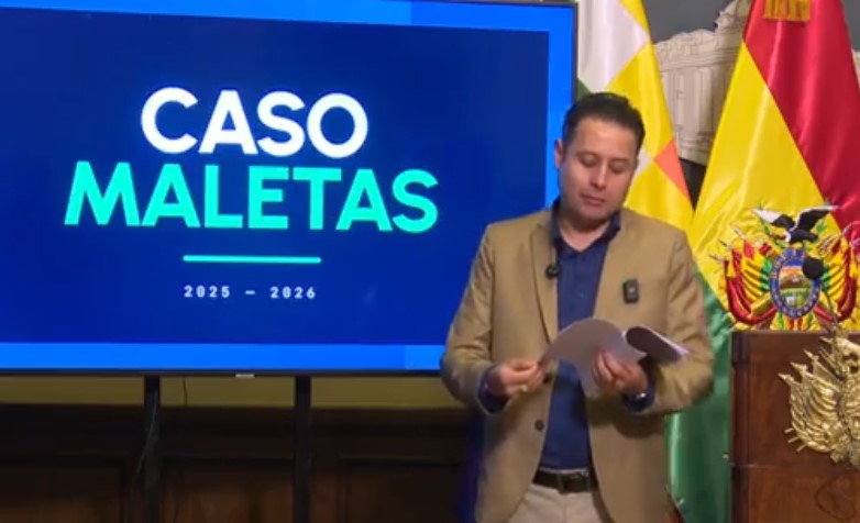 Caso maletas: Lara afirma que Rojas llegó con sus hijas y un extranjero en vuelo