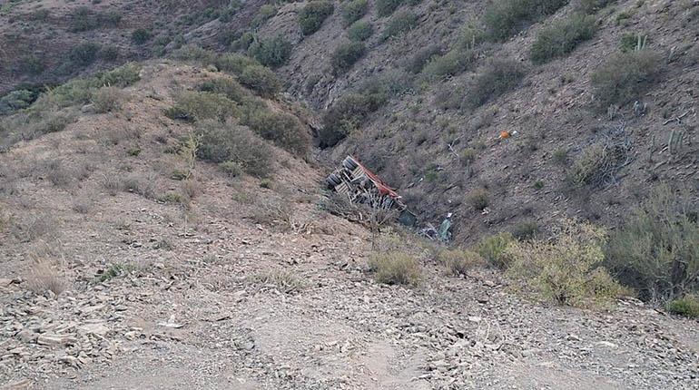 Bus se embarranca en Tarija y deja cuatro fallecidos y varios heridos