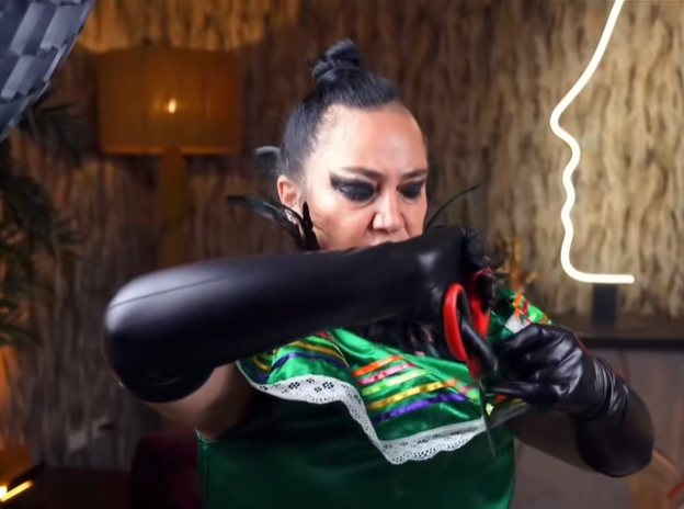 Galindo genera polémica tras cortar un tipoy y cuestionar su significado