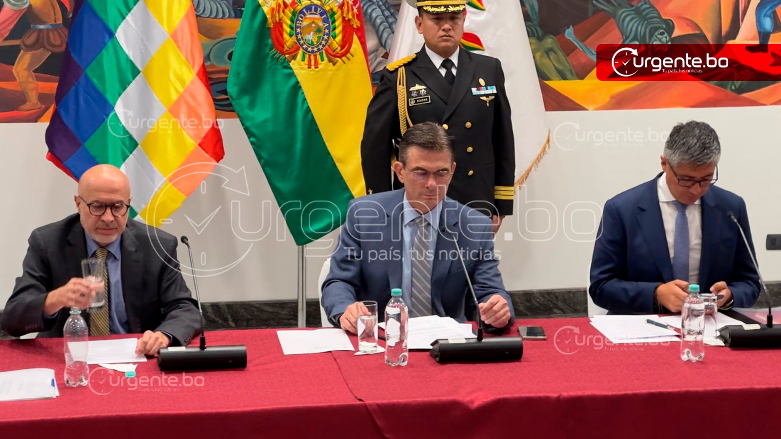 Paz promulga decreto que elimina la contratación directa en el sector público