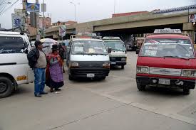 Mujer fallece tras caer de minibús en movimiento en El Alto