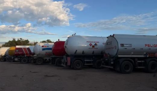 Cisternas esperan hasta una semana para descargar combustible en Cochabamba