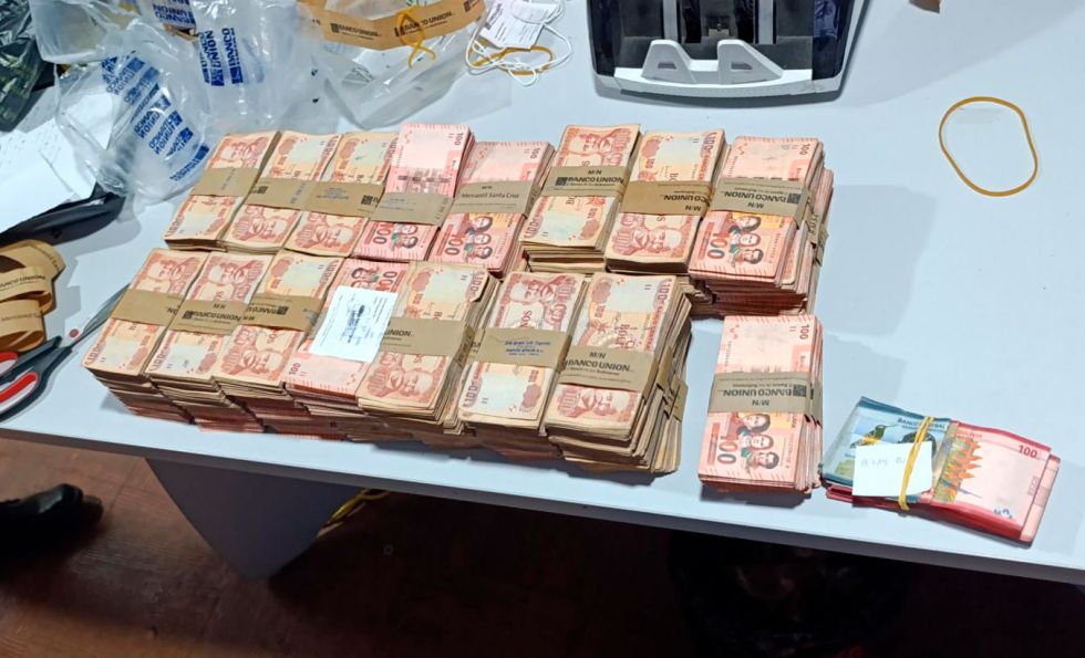 Aprehenden a un hombre con Bs. 4,8 millones en medio de conflictos y bloqueos