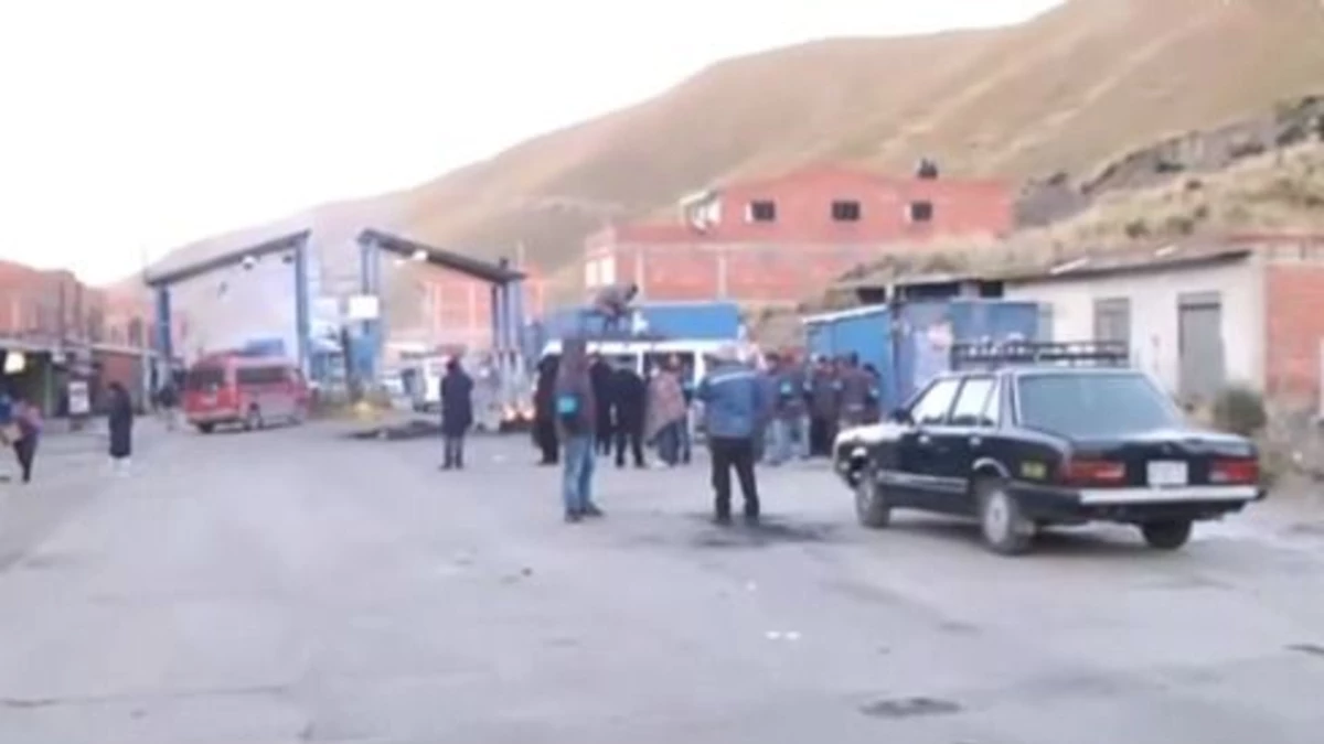 La Paz: Persisten bloqueos en la ruta a Yungas pese a acuerdo entre Gobierno y transportistas