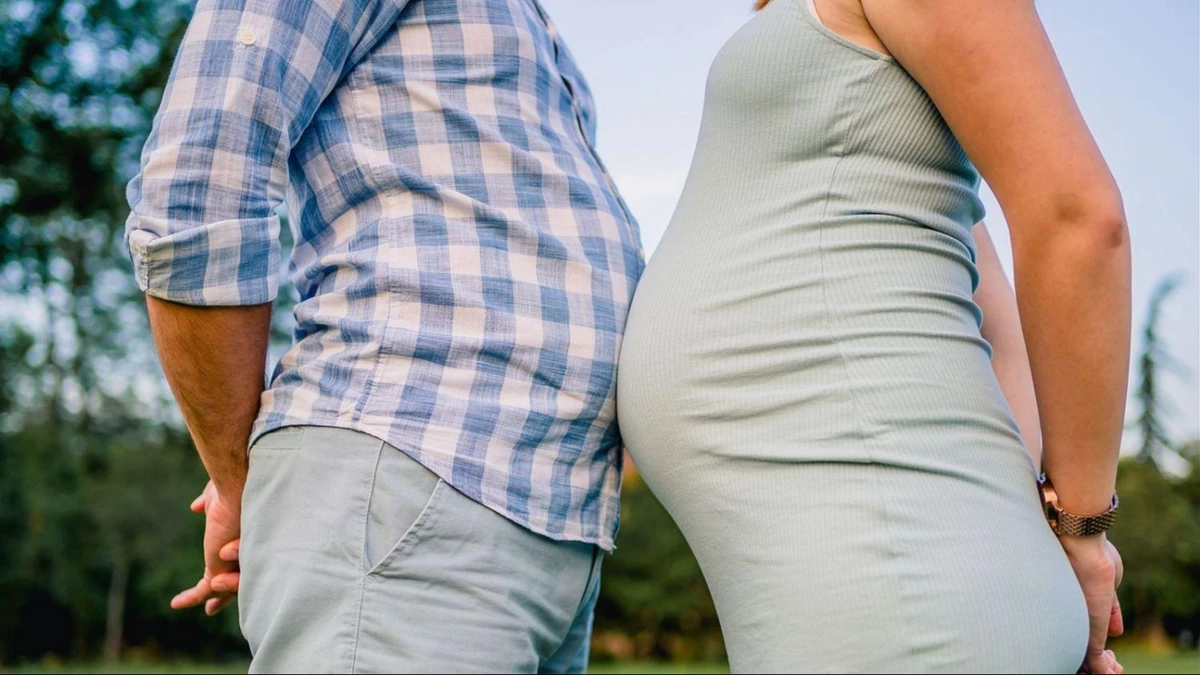 Couvade: El síndrome que provoca síntomas de embarazo en futuros padres