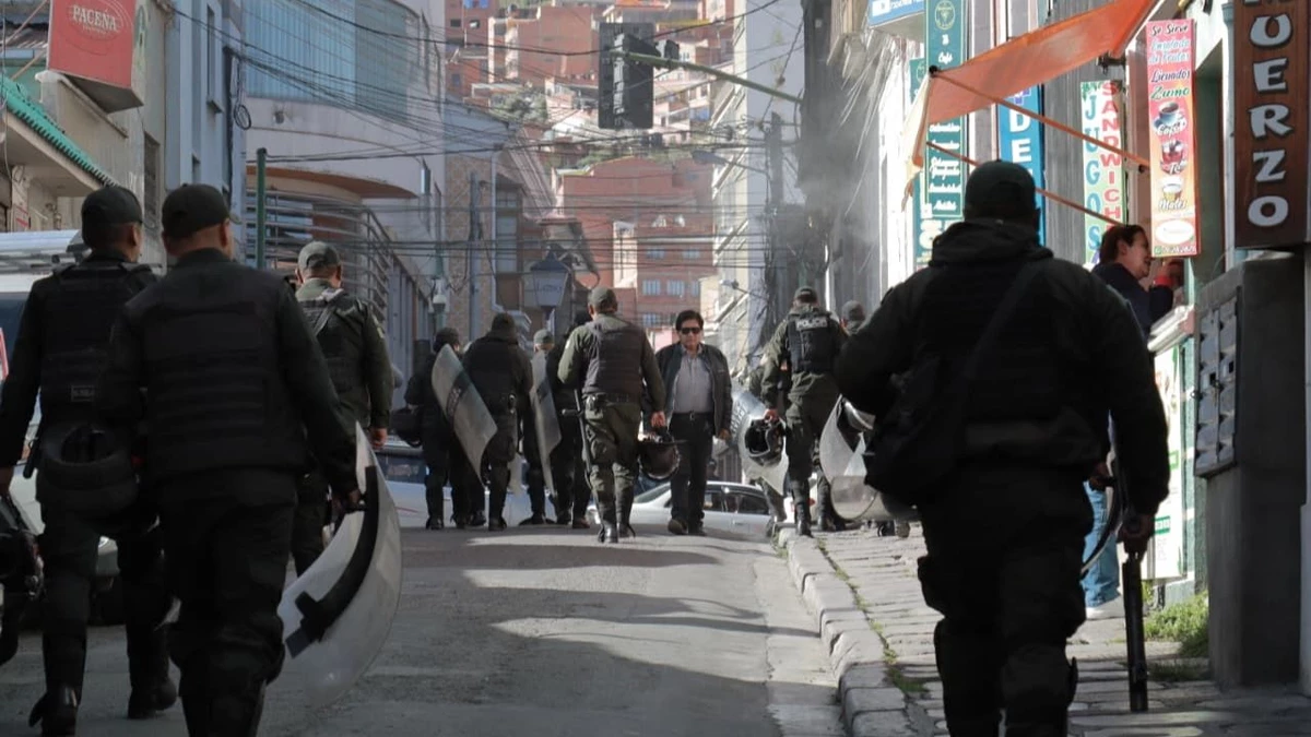Policía interviene Ministerio de Trabajo y aprehende a dirigentes fabriles en La Paz