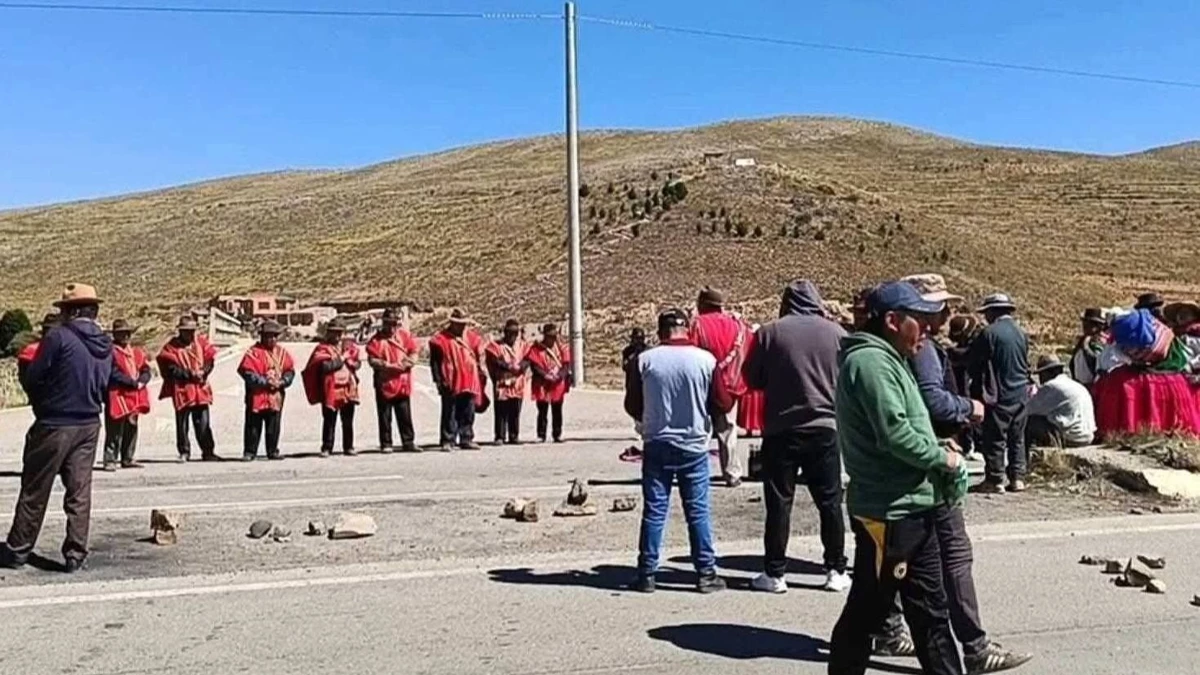 Más de 400 peruanos quedan afectados por bloqueos en Bolivia