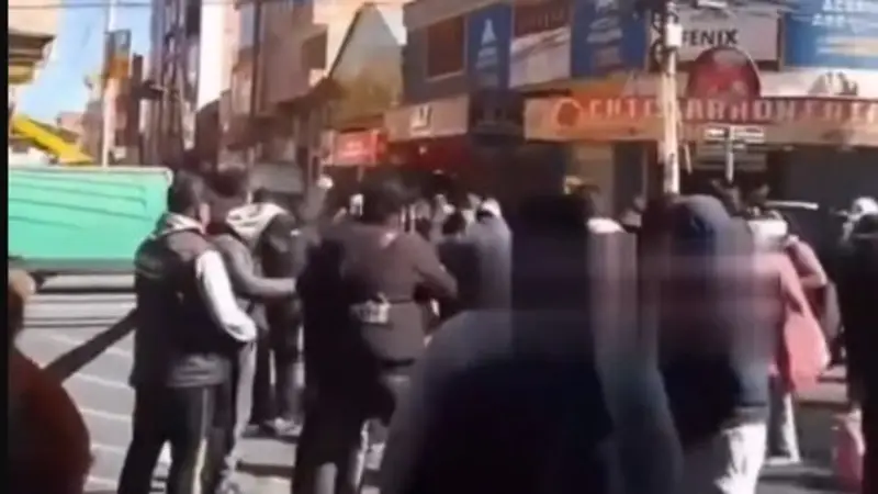 Vecinos impiden bloqueos y enfrentan a grupos movilizados en La Paz