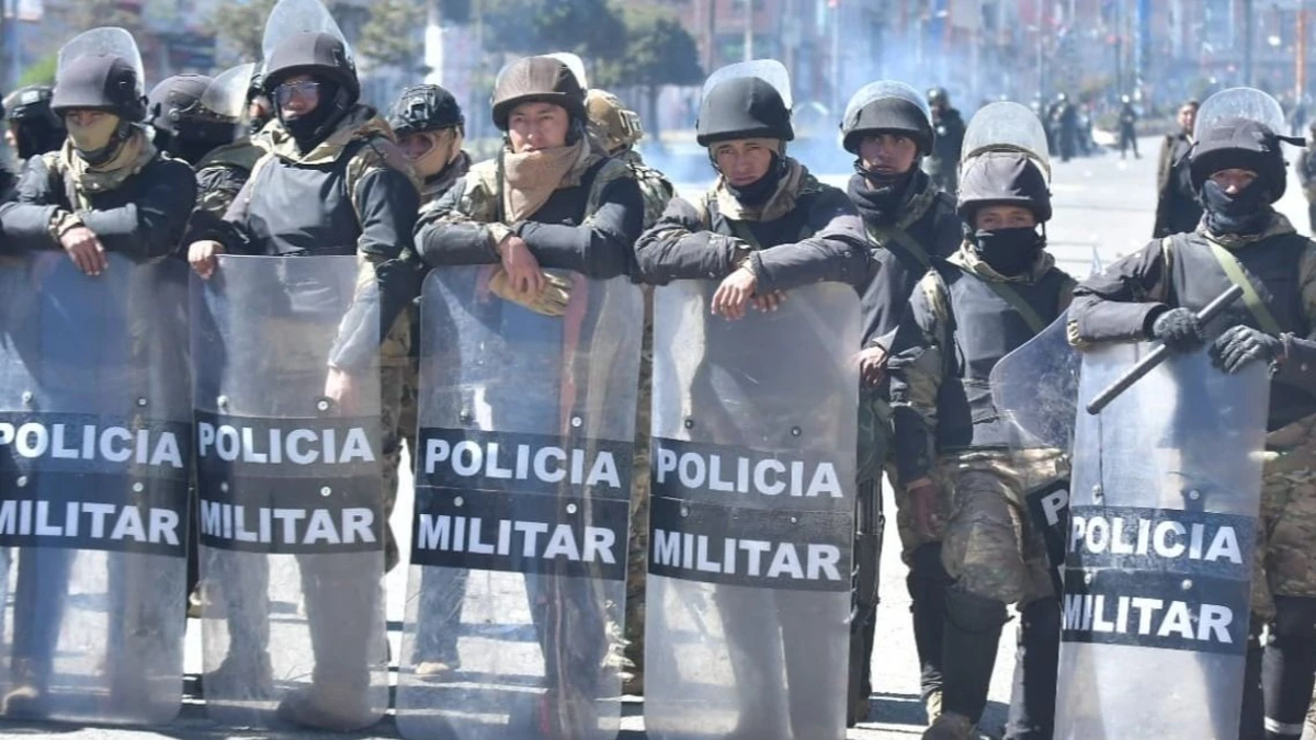 Policías y militares retornaron sin desbloquear toda la vía La Paz-Oruro