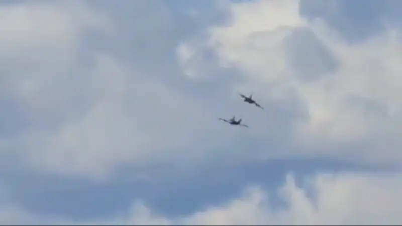 Dos cazas chocan durante exhibición aérea en Estados Unidos