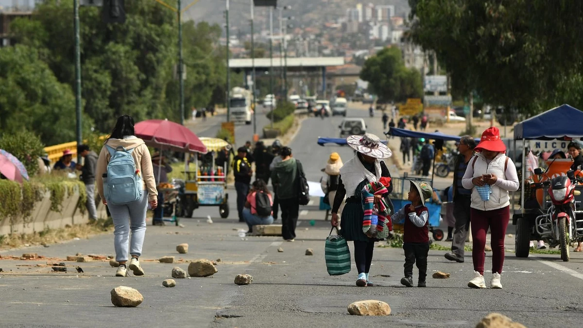 Bolivia registra más de 30 bloqueos en seis departamentos y crece la tensión social