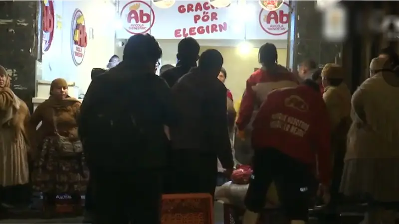 Largas filas en La Paz reflejan desabastecimiento de pollo en medio de bloqueos