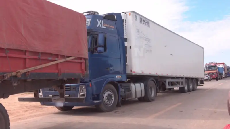 Dos días varado en San Julián: camión frigorífico con carne rumbo a La Paz atrapado por bloqueo
