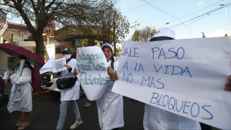 Médicos marchan en La Paz y exigen pausa humanitaria en los bloqueos