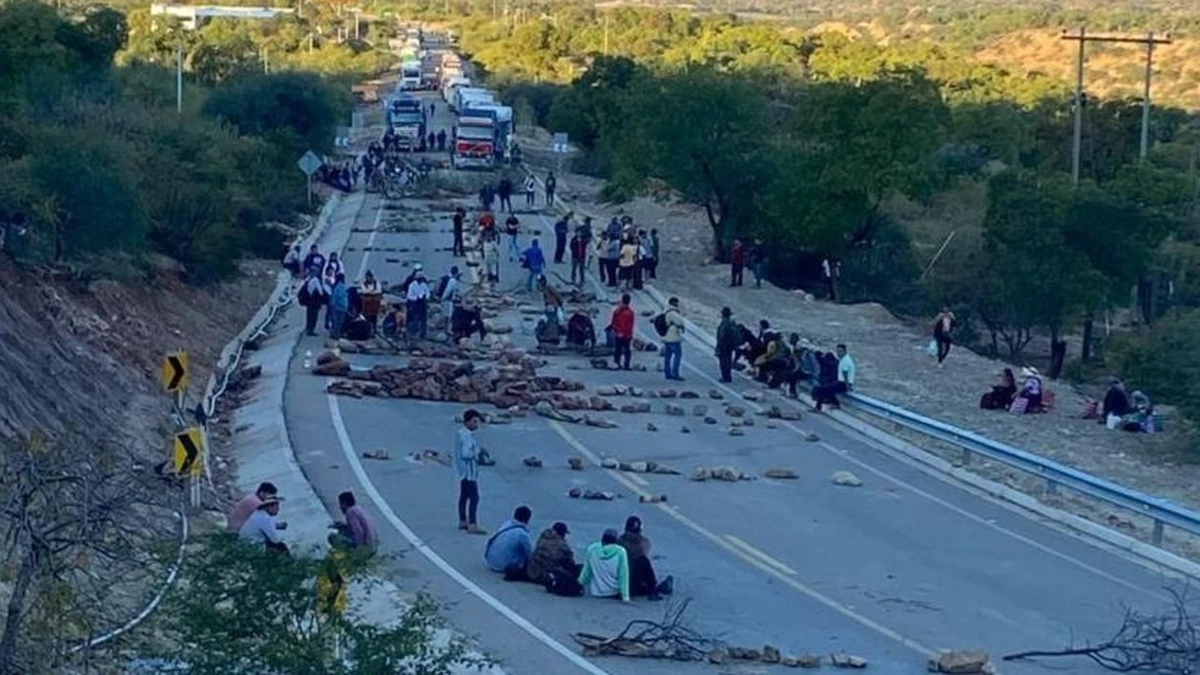 Bolivia amanece con 76 bloqueos en carreteras este viernes