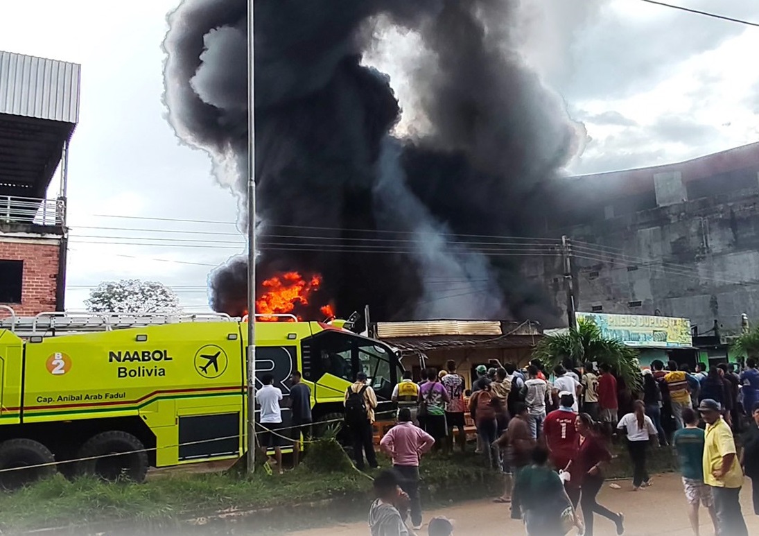 Incendio de gran magnitud afecta comercios en Cobija y moviliza a bomberos