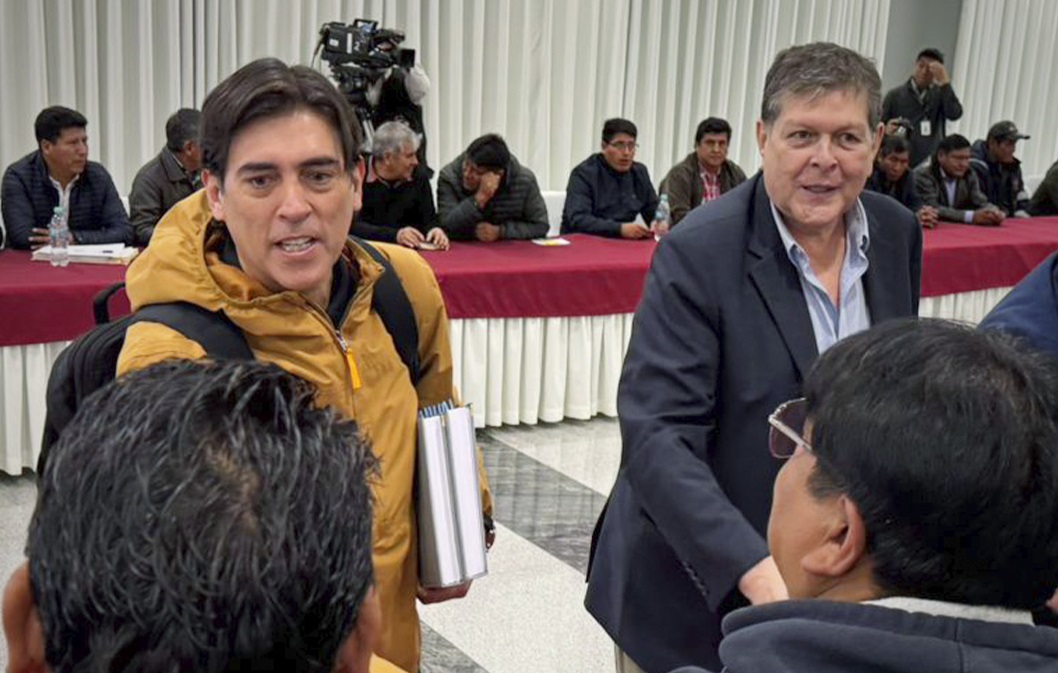 Ministros piden disculpas a choferes por gasolina de mala calidad y prometen investigación