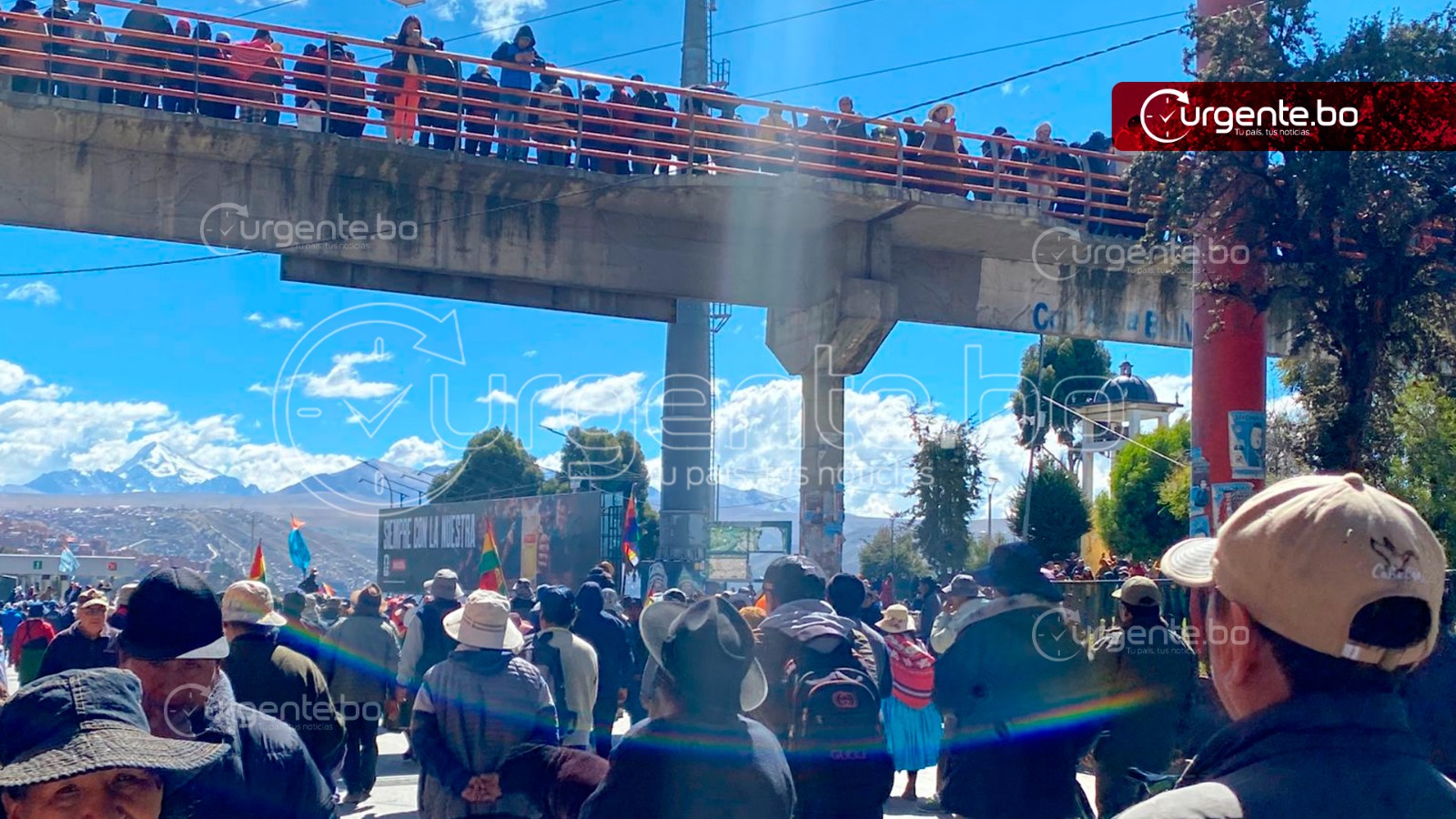 Mujer da a luz a gemelos en una carretera bloqueada en La Paz