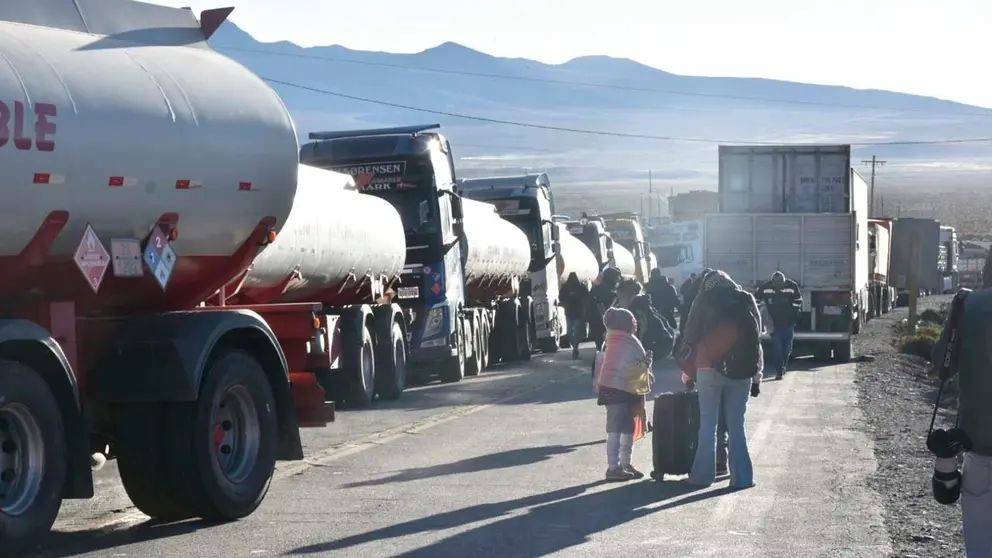 Gobierno denuncia que 433 cisternas con insumos permanecen varadas por bloqueos