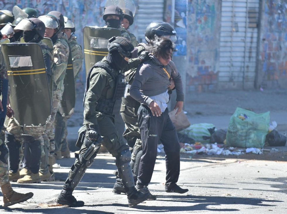 Defensoría reporta 57 detenidos durante operativos de desbloqueo en La Paz y El Alto