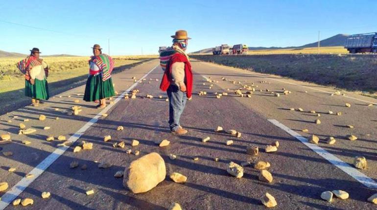 Federación Túpac Katari instala bloqueos en vías hacia La Paz