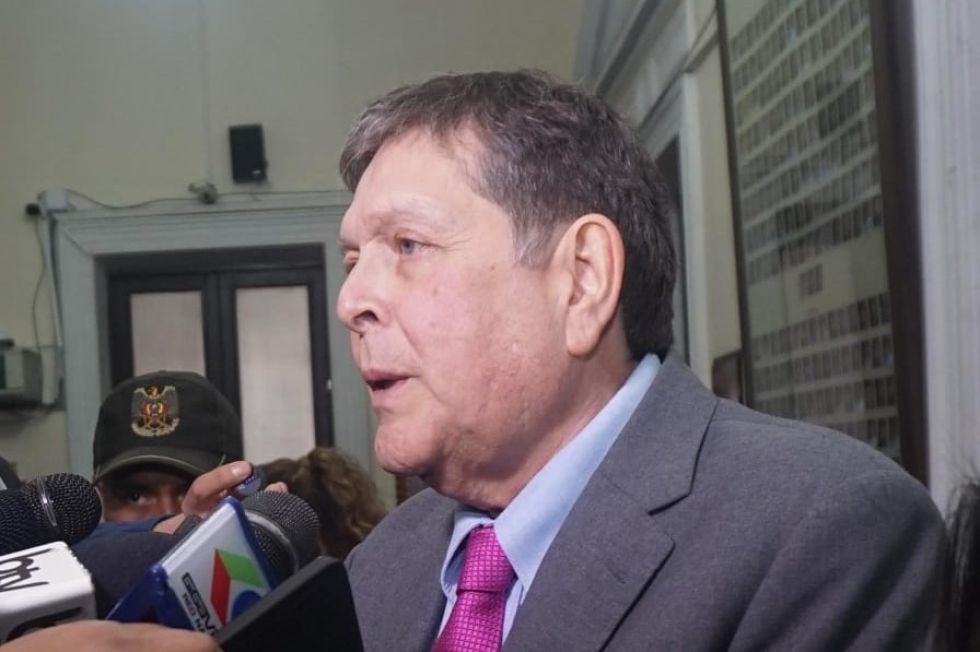 Ministro de Hidrocarburos pide disculpas por la falta de combustible y responsabiliza a los bloqueos