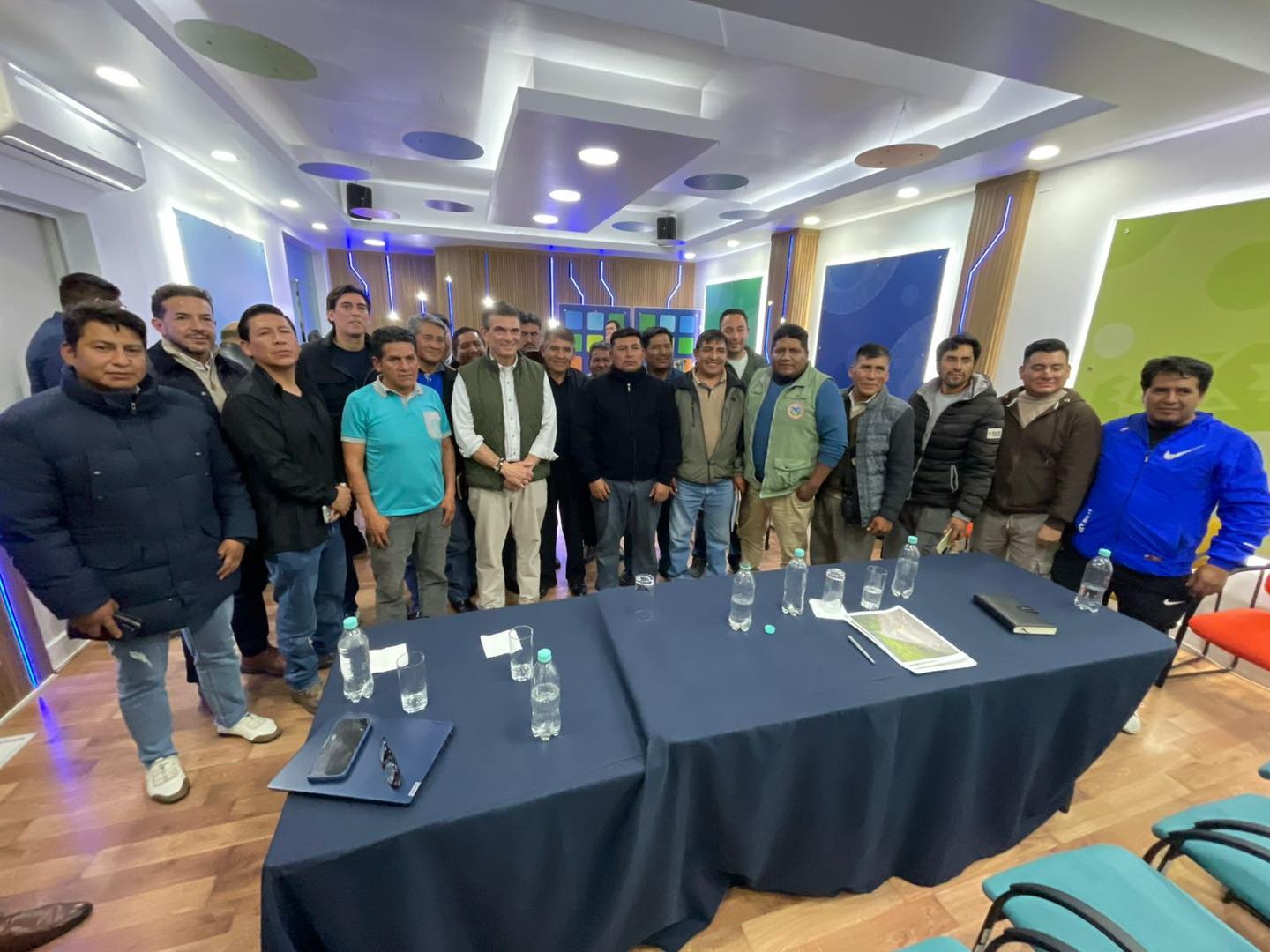 Gobierno y transporte de los Yungas acuerdan levantar bloqueo desde este lunes