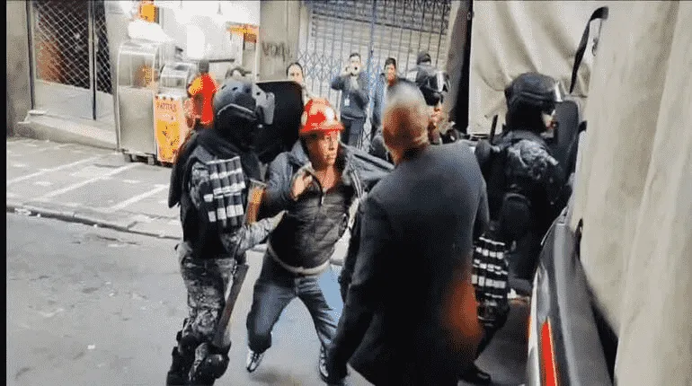 Policía arresta a trece dirigentes de la COB tras la toma del Ministerio de Trabajo