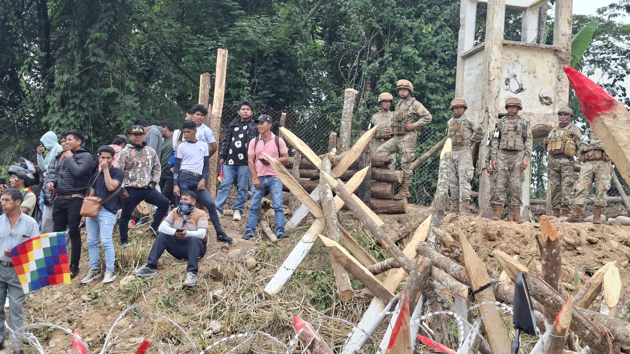 Organizaciones del trópico vigilan cuartel militar en Villa Tunari