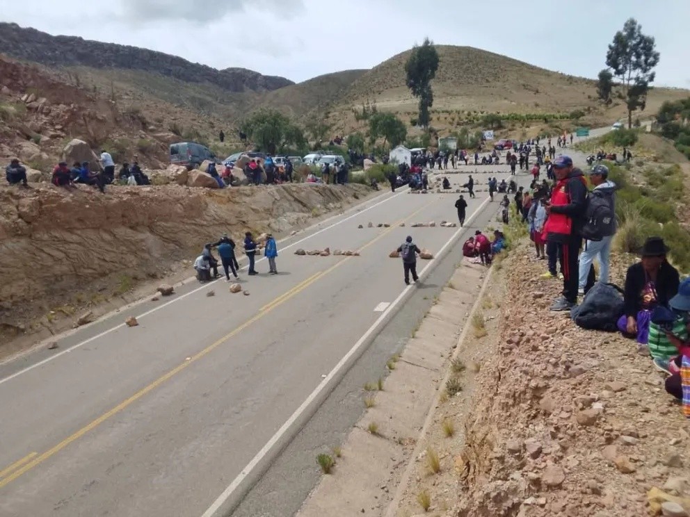 Bloqueos paralizan rutas hacia el oriente y occidente del país