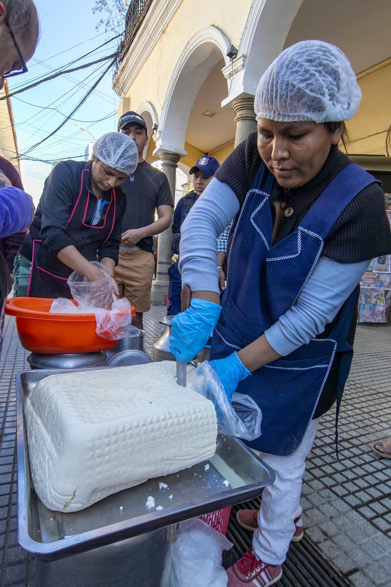 Productores venden leche, queso, huevos en plazas de Cochabamba ante bloqueos