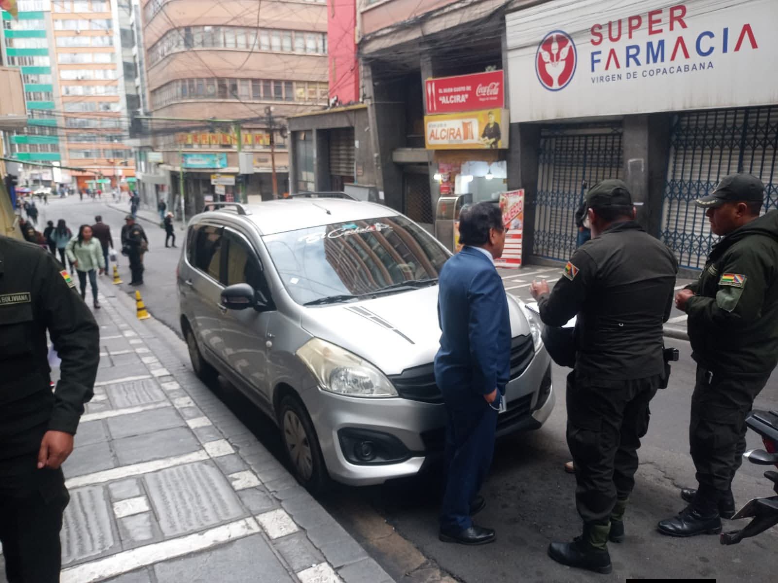 Vehículo reportado como robado es hallado en posesión de un efectivo policial en La Paz