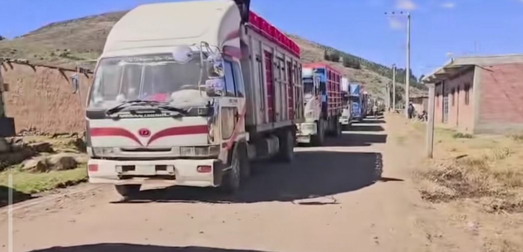 Bloqueos dejan 37 camiones con pollo varados en Cochabamba